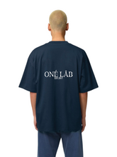 Lade das Bild in den Galerie-Viewer, ONÉ LÅB T-SHIRT NAVY
