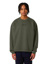 Lade das Bild in den Galerie-Viewer, ONÉ LÅB SWEATER KHAKI
