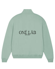 Load image into Gallery viewer, ONÉ LÅB SWEATER MIT REISSVERSCHLUSS II ALOE
